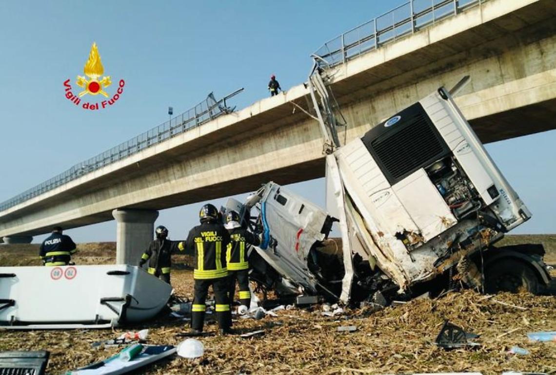 Tir precipita giù dalla tangenziale dopo un frontale