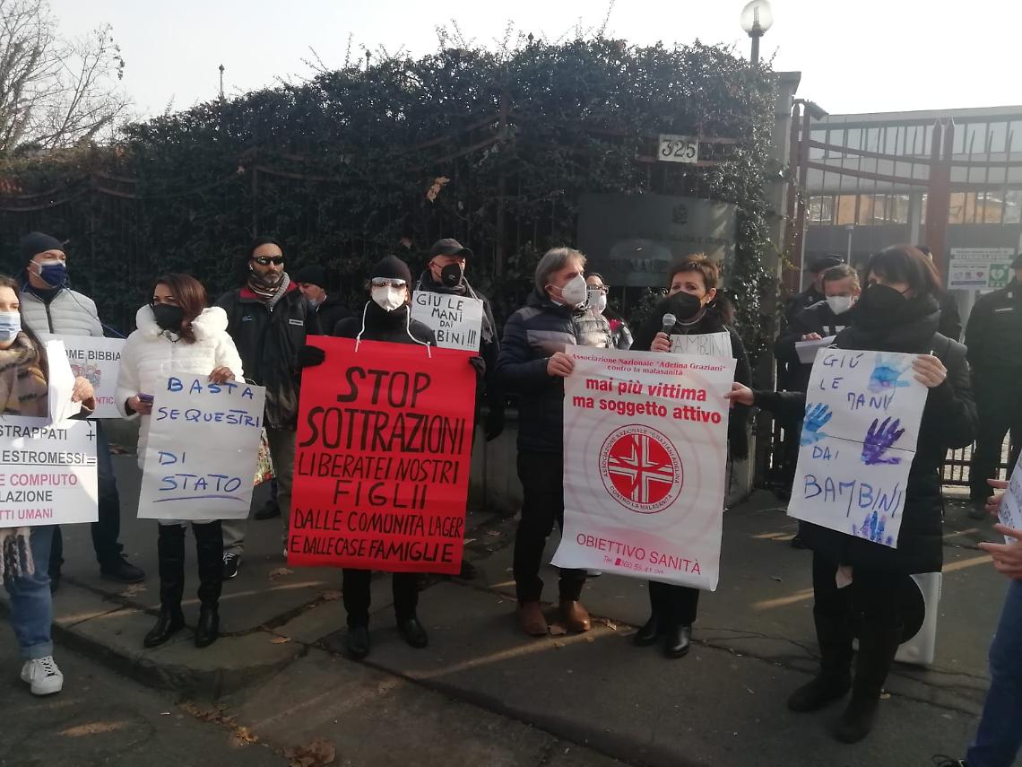 SETTIMO TORINESE Genitori protestano a Torino per chiedere giustizia per i figli "ingiustamente allontanati"