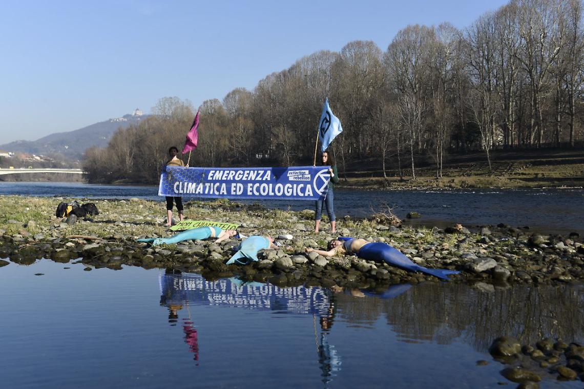 Sulle rive del Po vestite come sirene per attirare l'attenzione sulla siccità