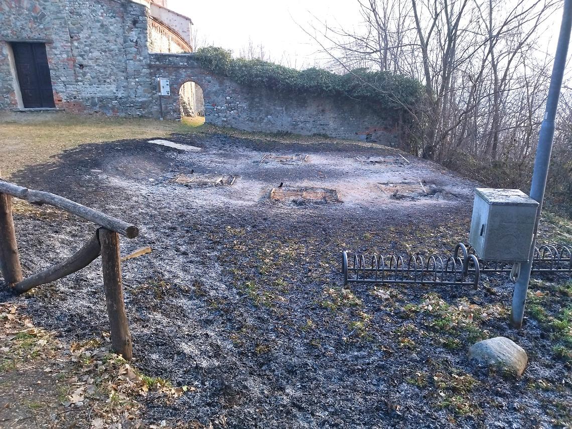 CANDIA. Distrutta da un incendio l’area pic-nic di Santo Stefano