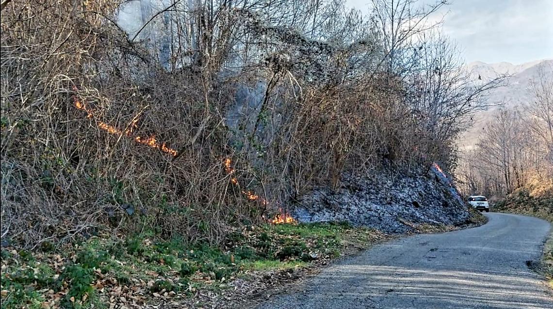BARBANIA.  AIB e VVF spengono incendio in località Buretta