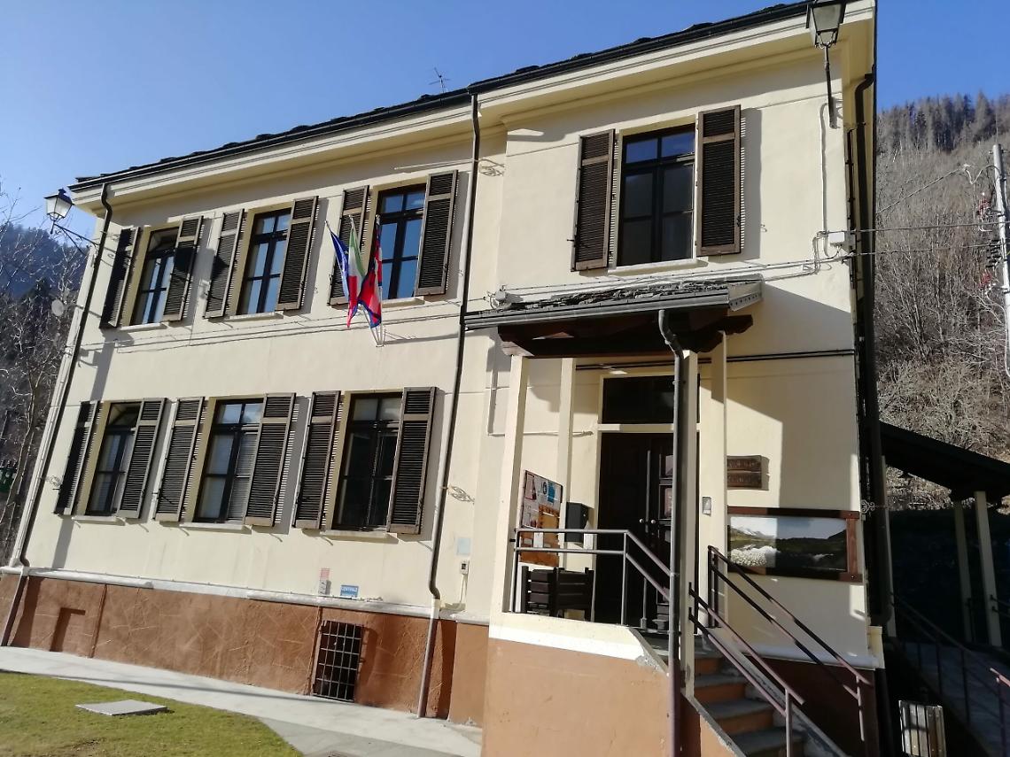 Aggredisce la madre della compagna: ritirate le deleghe al consigliere "delegato alla Felicit&agrave;"