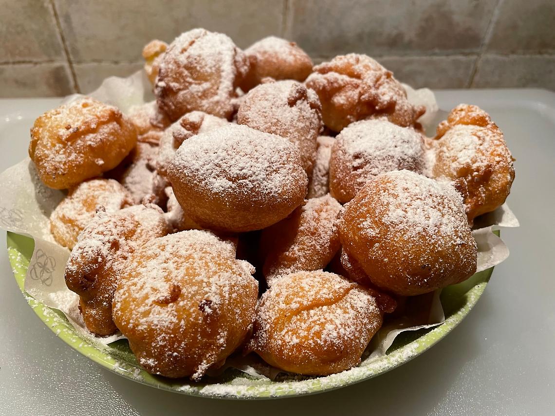 Frittelline di mela e uvetta