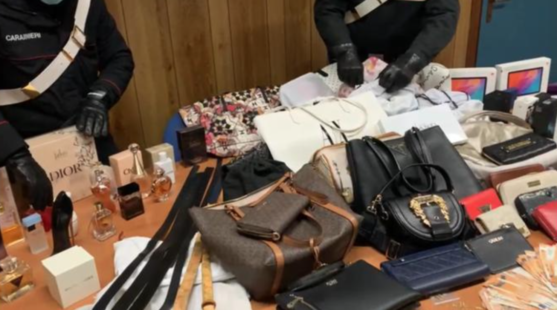 VENARIA. Arrestati: avevano rubato 900 euro di abbigliamento