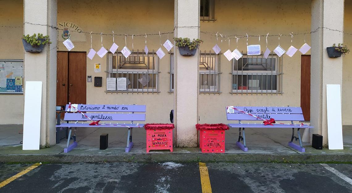 MERCENASCO. Panchine viola dai bambini della scuola dell’infanzia