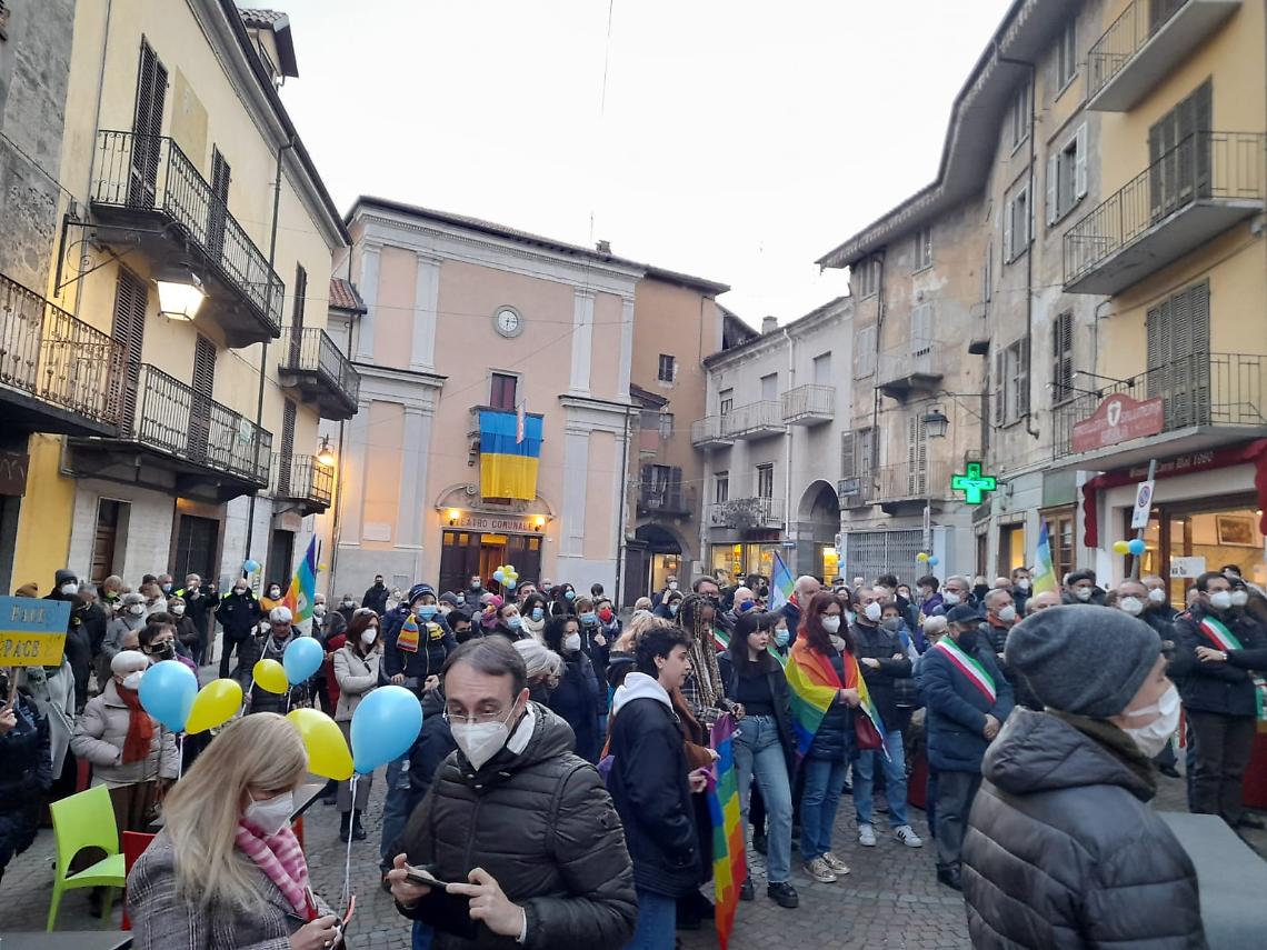 CUORGNÈ. Presidio in piazza Boetto contro l’invasione dell’Ucraina (VIDEO)