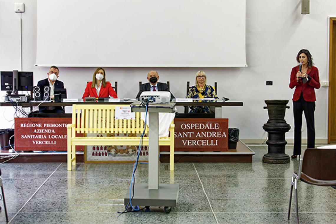 Al Sant'Andrea di Vercelli una panchina gialla e un ambulatorio per la prevenzione del dolore pelvico