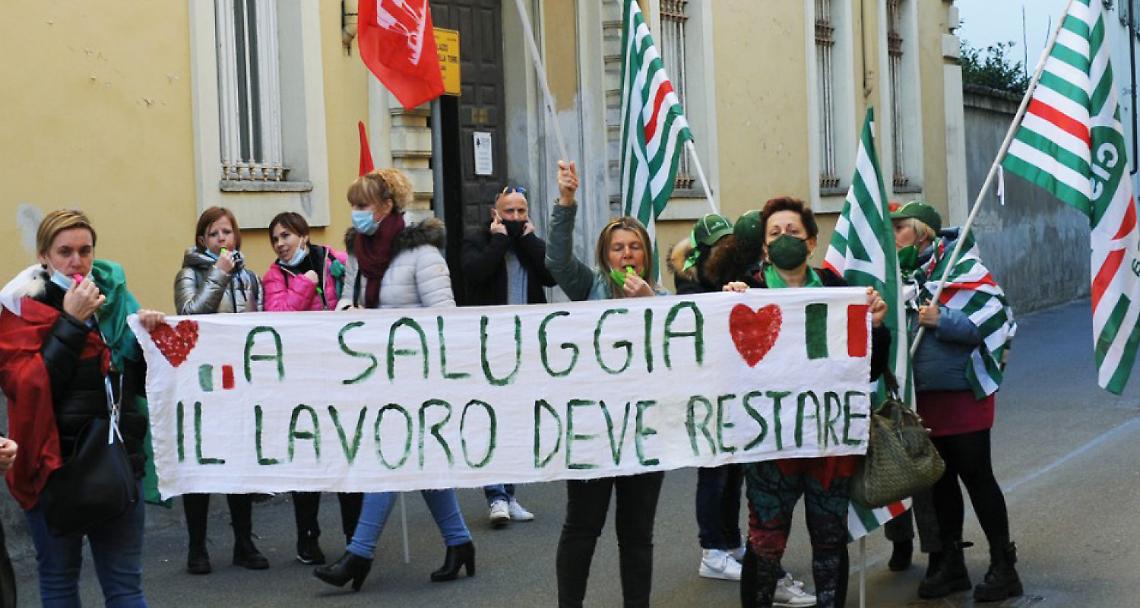 SALUGGIA. «Se volete evitare il licenziamento di 21 vostri colleghi dovete ridurvi l’orario (e lo stipendio) a 6 ore al giorno»