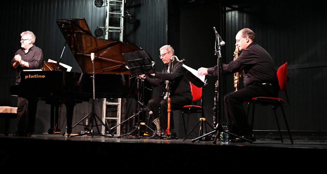 SETTIMO TORINESE. “Musica che passione”, il “Trio Mal d’Estro” incanta alla Suoneria con i brani di Piazzolla