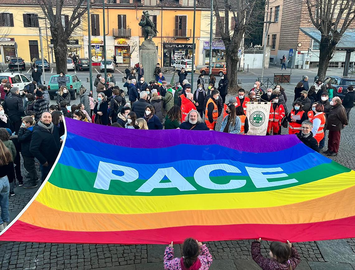SAN MAURO TORINESE. La città si è ritrovata in Piazza Europa per dire “no alla guerra”