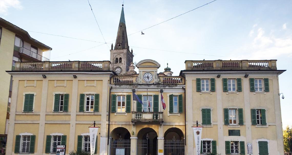 LIVORNO FERRARIS. Modifica dello Statuto: Pizzamiglio non vota subito con la maggioranza, poi cambia idea. Il sindaco Corgnati e il capogruppo Mosca: «S’è interrotto il rapporto fiduciario, sei fuori»