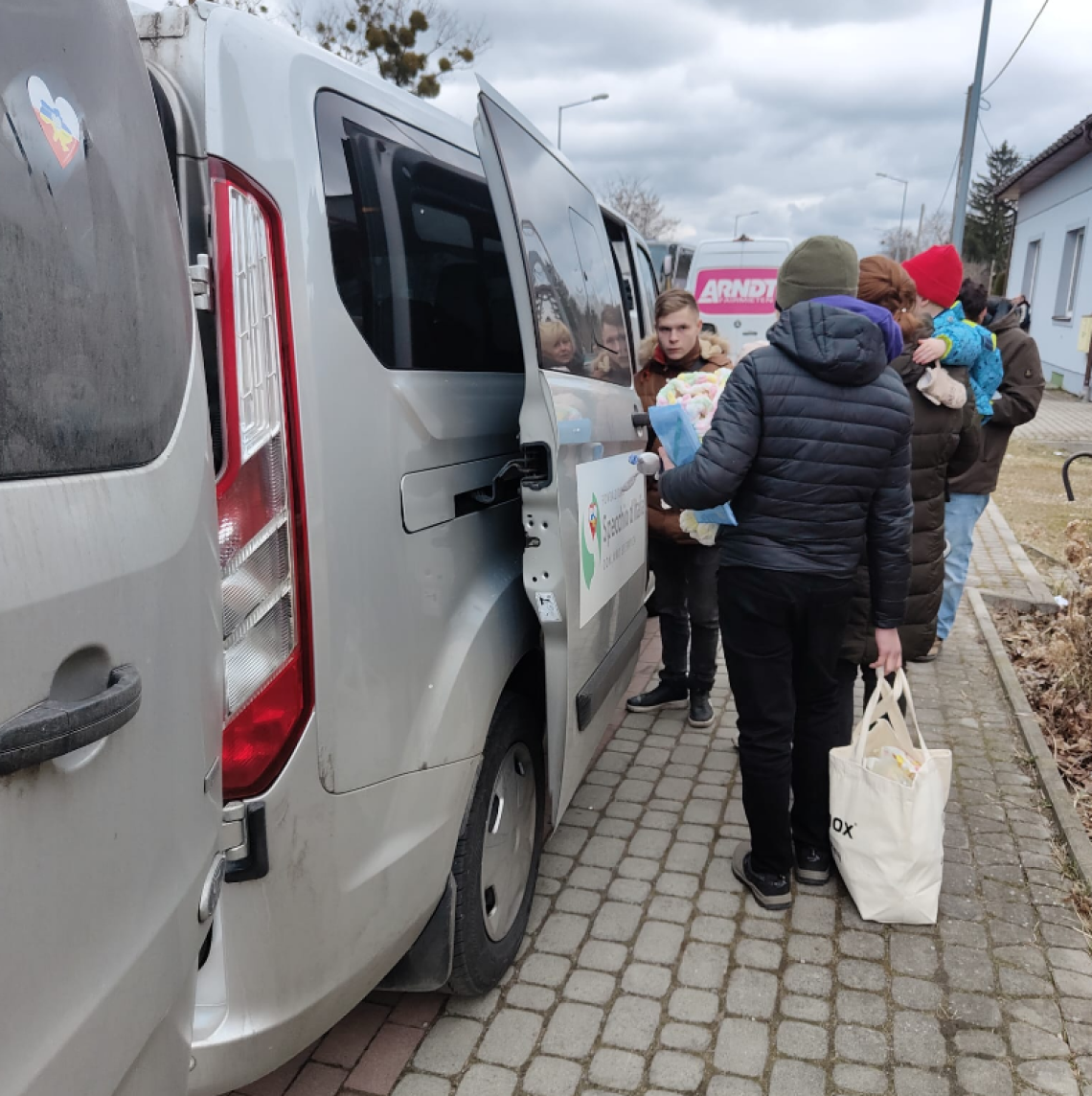 CIRIE'. Parte a bordo di un pulmino per salvare due famiglie ucraine in fuga dalla guerra (VIDEO)