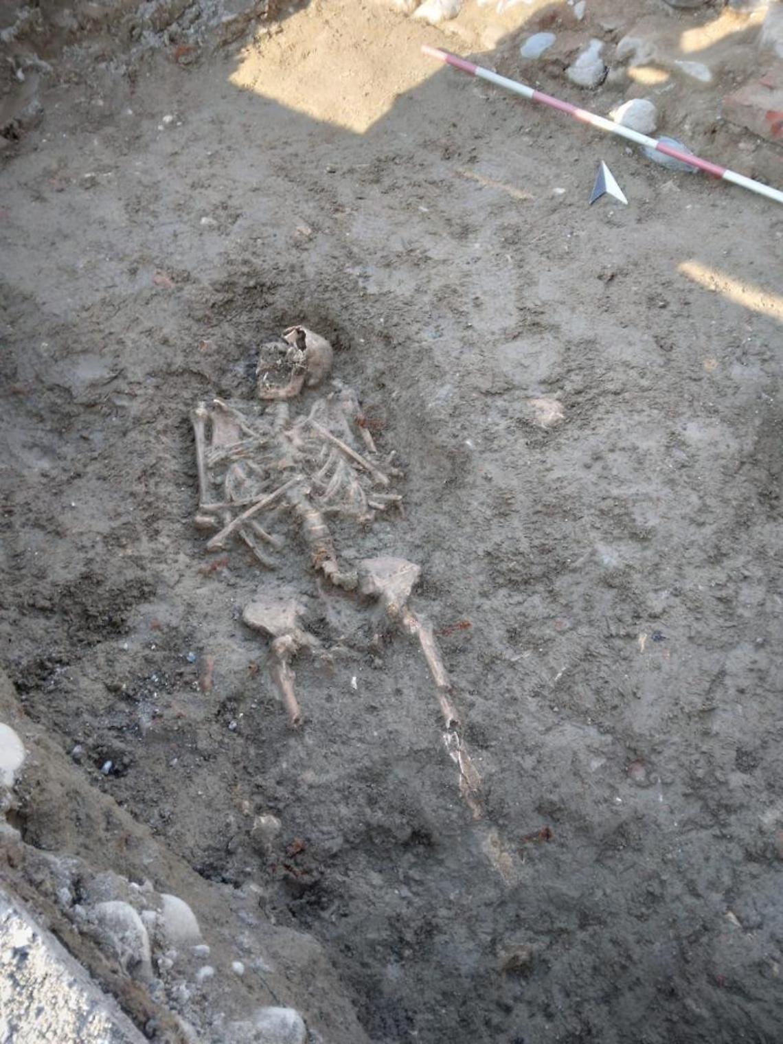 LAURIANO. Ritrovato scheletro negli scavi davanti alla chiesa