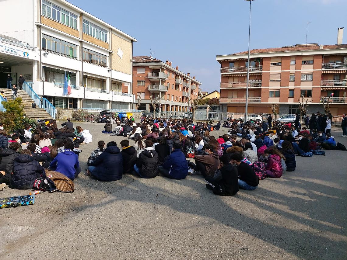 RIVAROLO. Il sit-in pacifista degli studenti dell'Aldo Moro