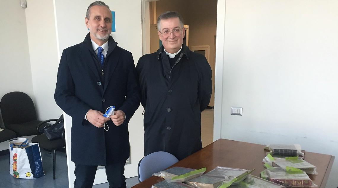 IVREA. Cossavella dona 24 volumi antichi a don Mauro Agreste e ottiene il perdono