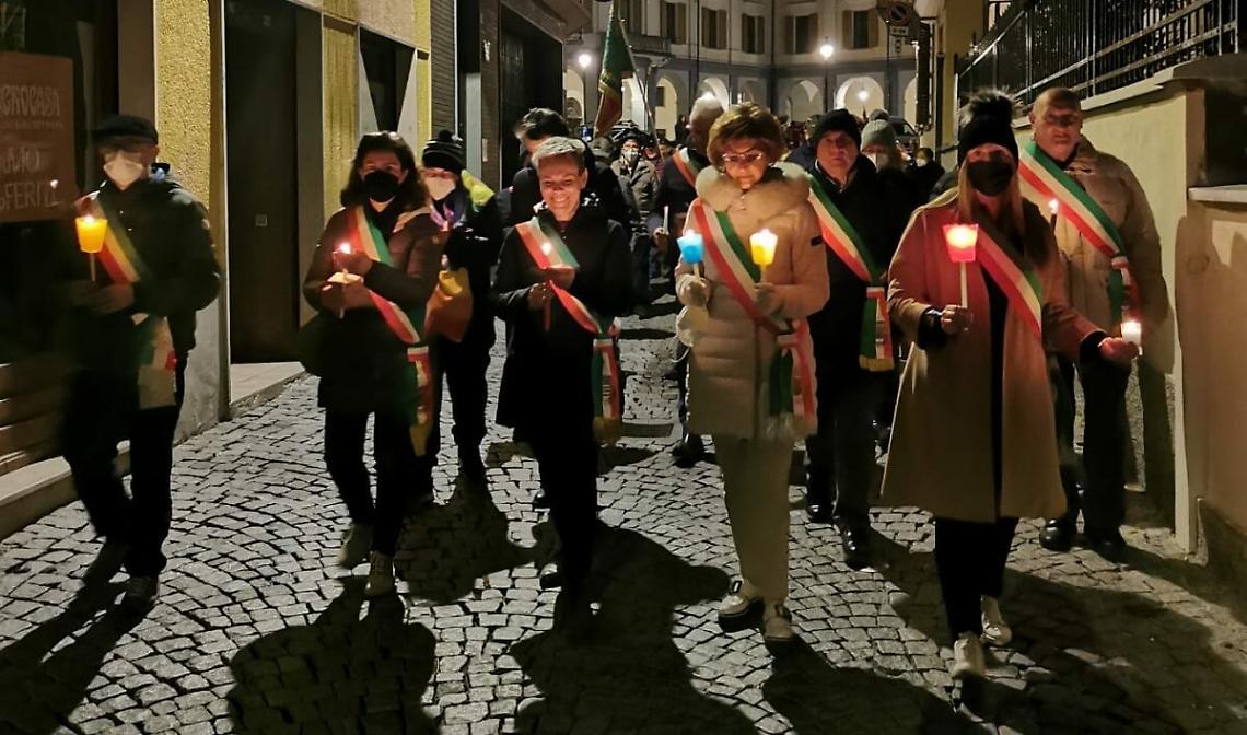 STRAMBINO. Un sabato tra fiaccolata e raccolta di provviste per l'Ucraina