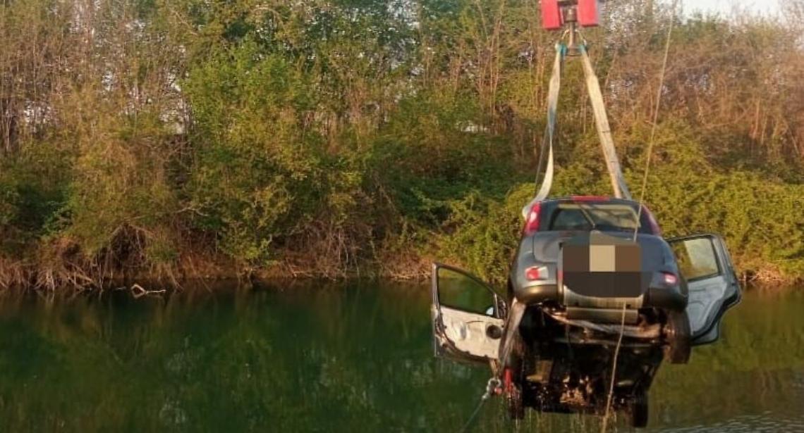 SALUGGIA. Una Fiat Panda riaffiora dalle acque del canale De Pretis