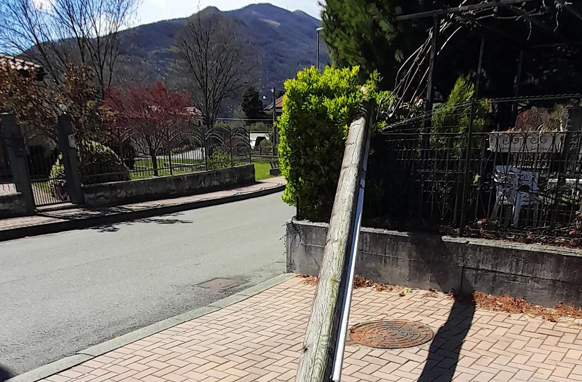 CUORGNE'. Cade un palo Telecom e resta dov'è...