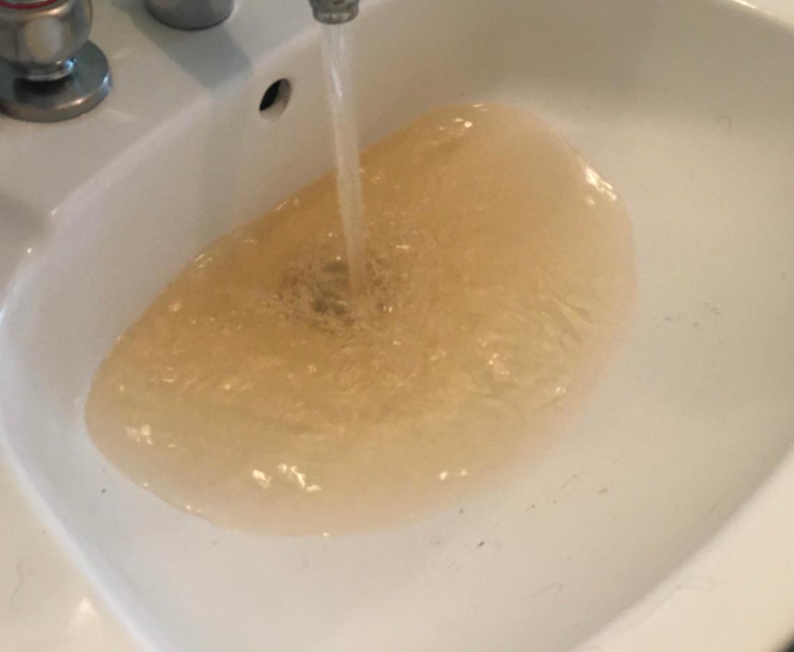 SAN MAURO TORINESE. Acqua gialla dai rubinetti, dal Comune: "Non usatela"