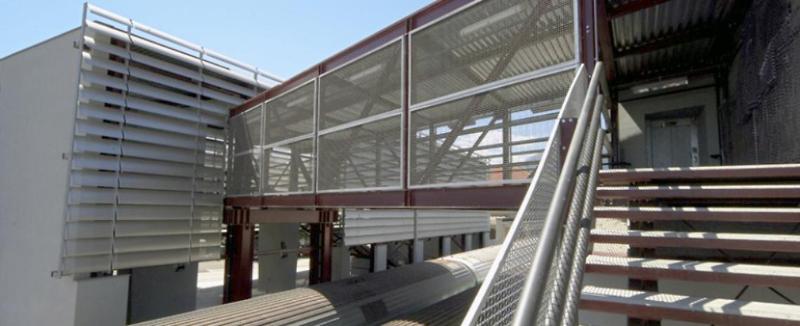 IVREA. Lite a forbiciate sulla passerella della stazione