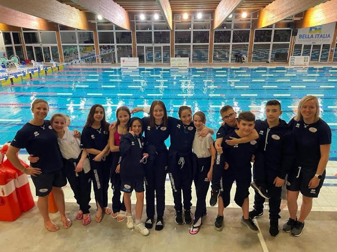 NUOTO. Nuotatori Canavesani scatenata tra Riccione e Lignano Sabbiadoro