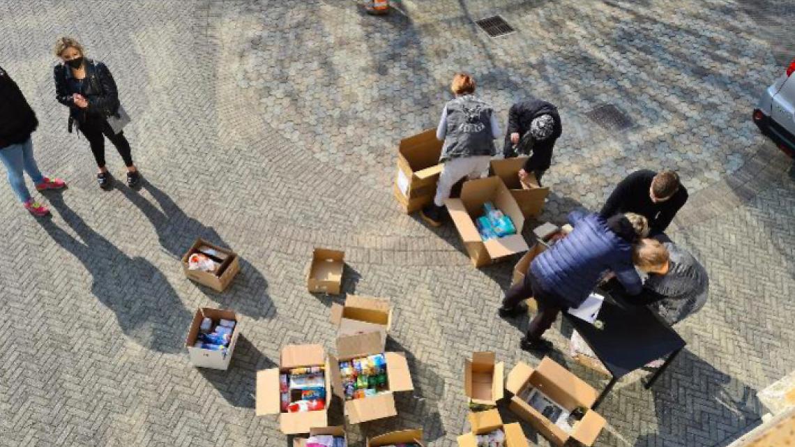 BORGOFRANCO. Marcia per la pace con le due famiglie ucraine ospiti in paese