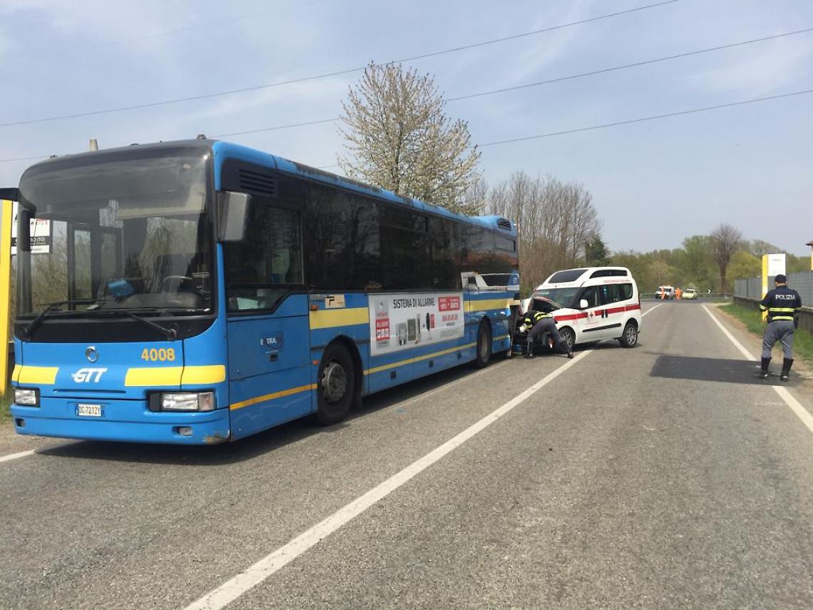 CASTAGNETO PO. Bus di linea con studenti tamponato dalla Croce Rossa