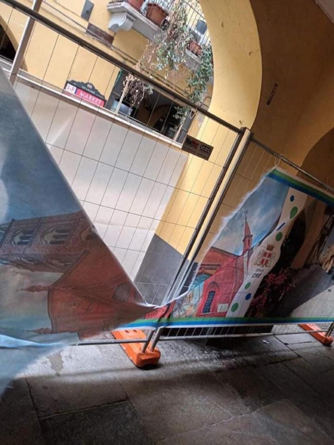 CIRIè. Vandali prendono d’assalto i manifesti di via Vittorio
