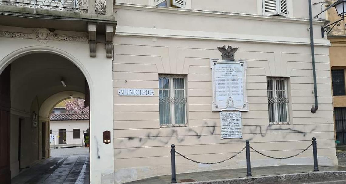 LAMPORO. Municipio imbrattato dai vandali Il sindaco: «Paga l’assicurazione»