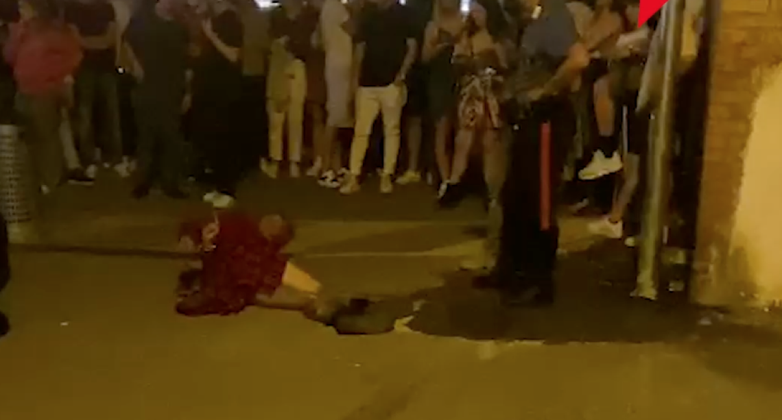 CHIVASSO. Tira fuori i genitali e dà di matto in piazza del Castello. L'amico gli massaggia i piedi (IL VIDEO)
