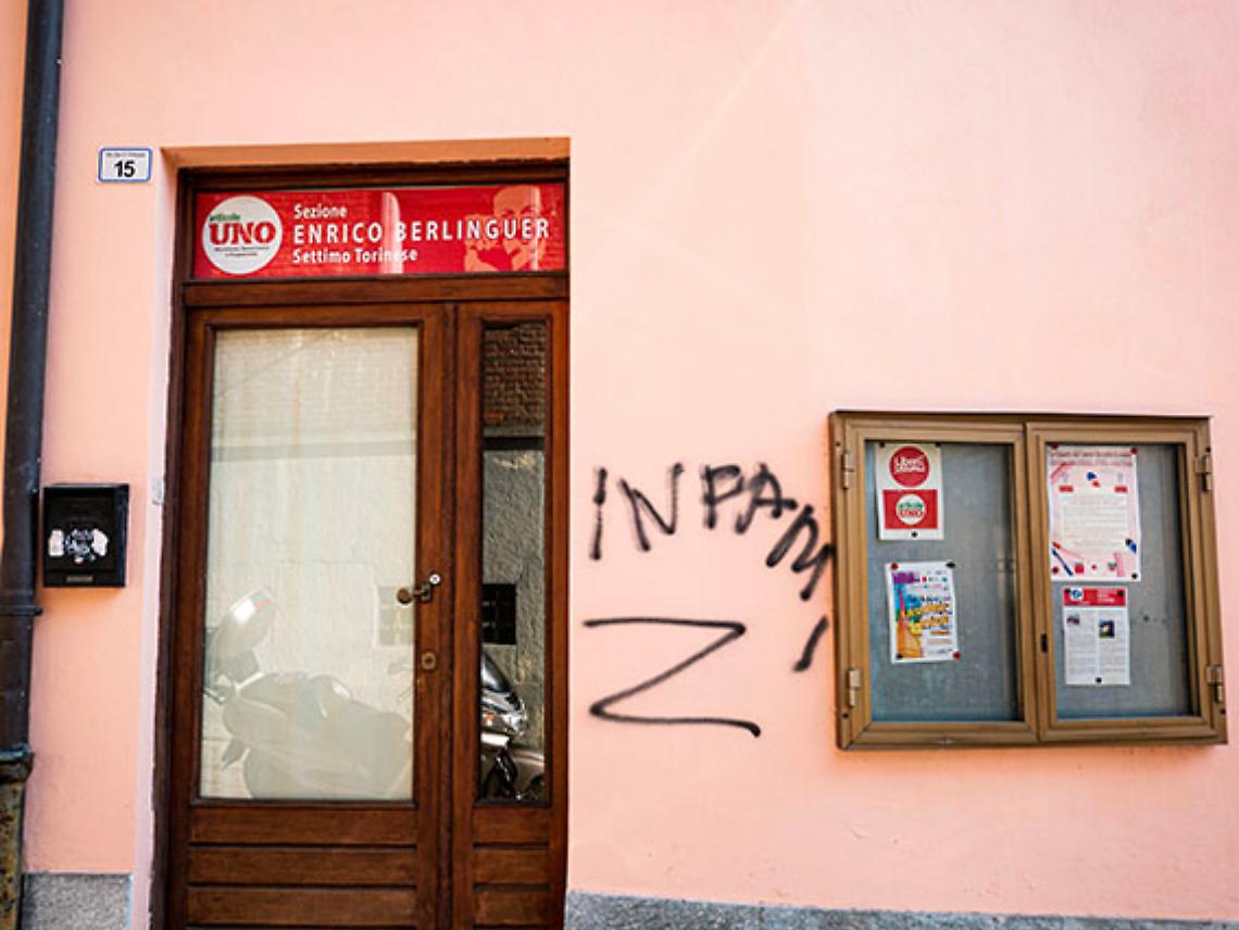 SETTIMO TORINESE Solidarietà dopo le scritte sui muri di Articolo Uno