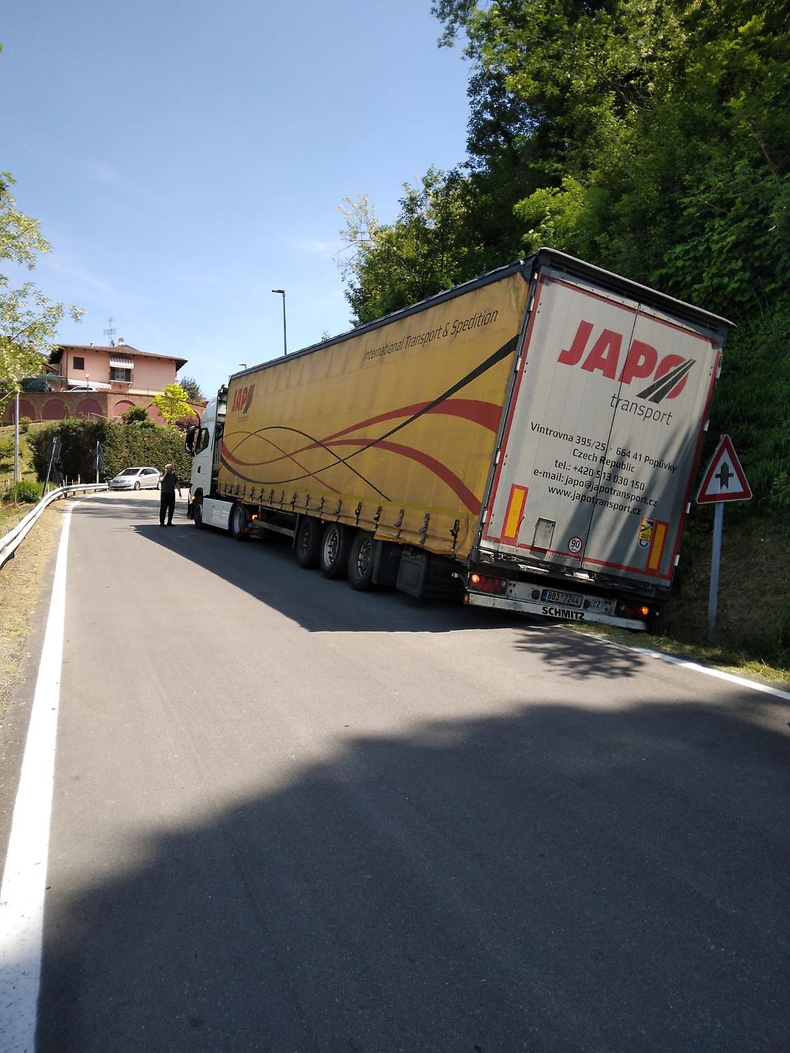 SCIOLZE. Un altro camion resta incastrato  lungo le strade della collina