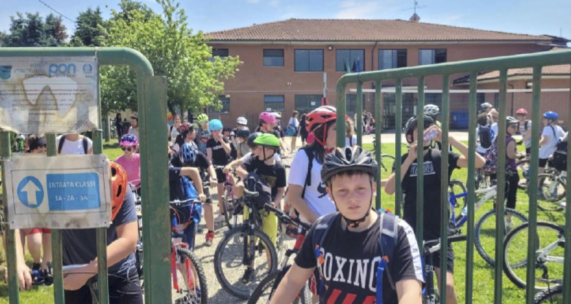 LESSOLO. Un giorno a scuola senza zaino ...e in bicicletta, che avventura
