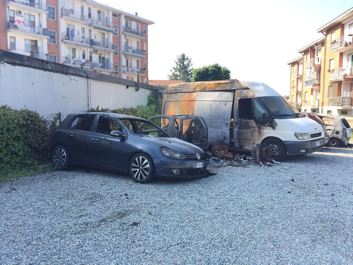 IVREA. Fuoco nella notte a Torre Balfredo. Cinque auto bruciate