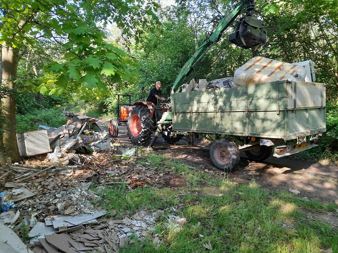 MONTALENGHE. Un immondezzaio nel bosco, Ladu: "Maledetti farabutti"