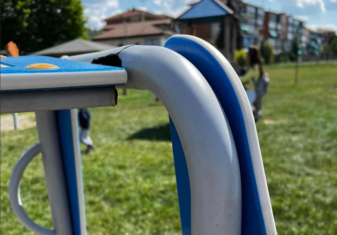 GASSINO TORINESE. Altalene tenute assieme da nastri e giochi rotti nei parchi cittadini