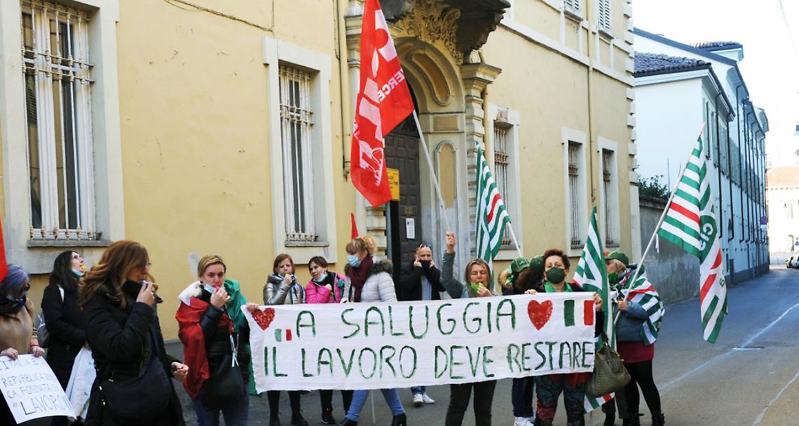 SALUGGIA. «MicroPort prima licenzia e poi fa fare gli straordinari a quelli rimasti»
