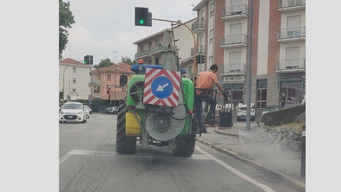 SAN MAURO TORINESE. Bongiovanni: "I cittadini rischiano di portare  il cane a spasso nel diserbante”
