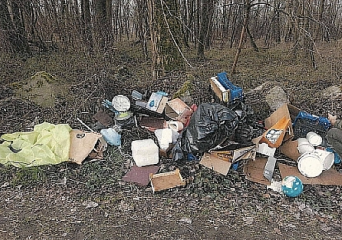 SALUGGIA. Sgombera la cantina e butta tutto nel parco. Beccato e multato