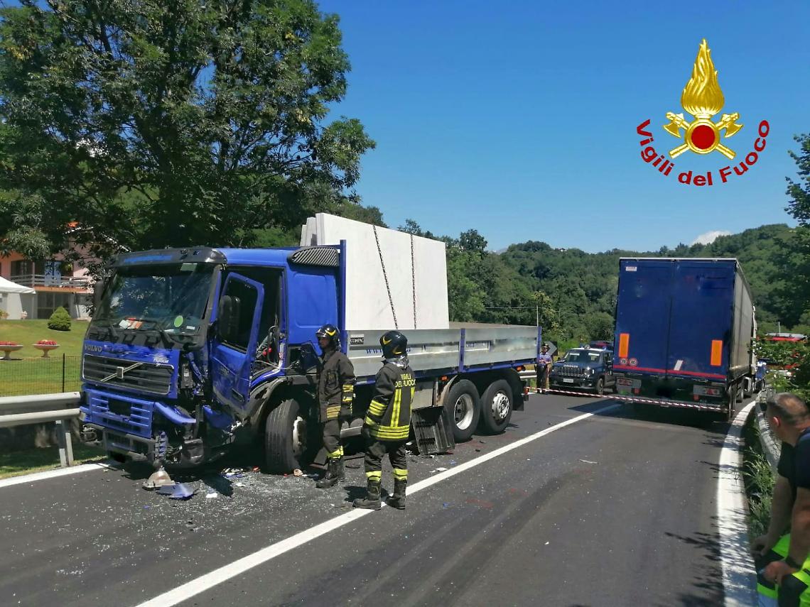 BALDISSERO CANAVESE. Due camion si scontrano nella strada statale 565