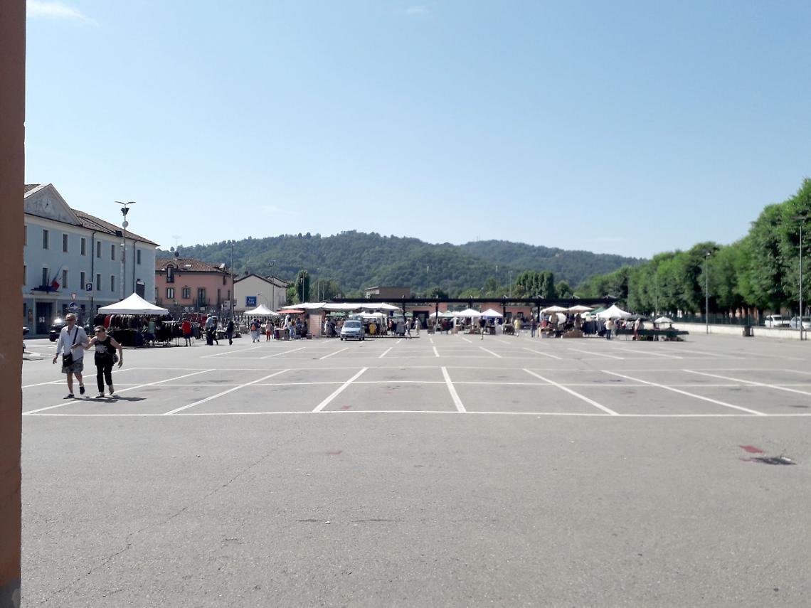CHIVASSO. Poche bancarelle e foro Boario chiuso: una domenica "bestiale" in città