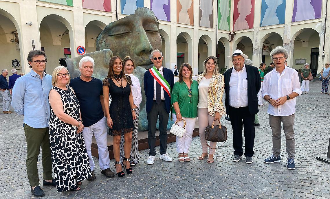 Ivrea celebra Mitoraj con due “giganti” in piazza Ottinetti