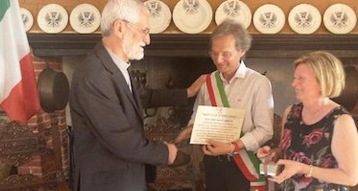 MONCRIVELLO. Il “Mirtillo d’oro” a mons. Arnolfo