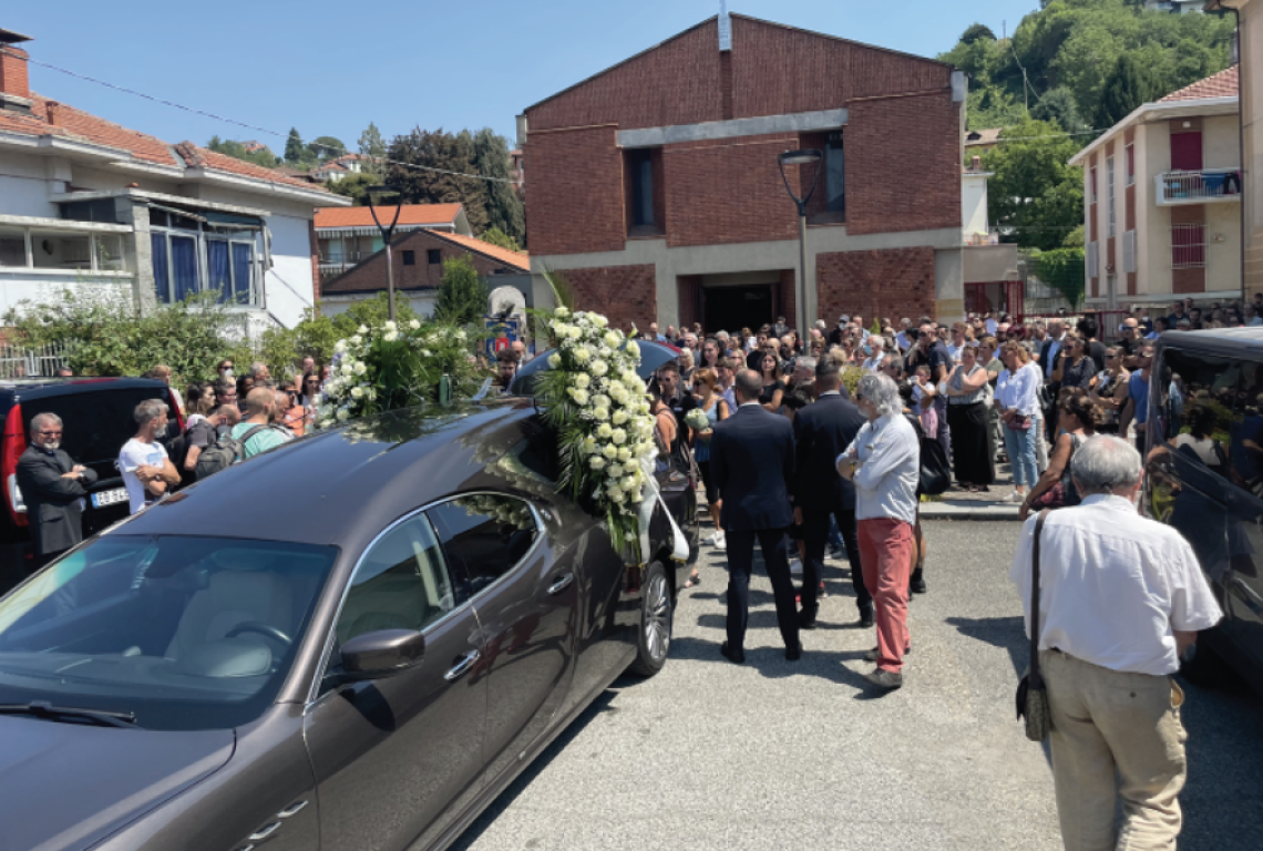 SAN MAURO TORINESE. Chiesa gremita per l’ultimo saluto a Edoardo Lapertosa (VIDEO)