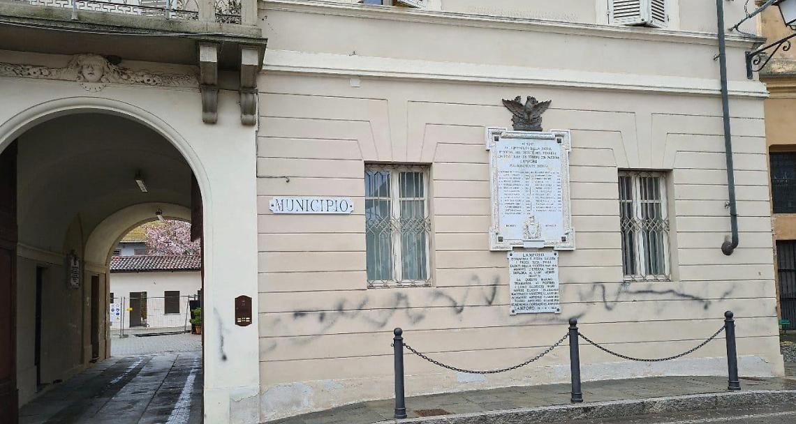 LAMPORO. È stato lui ad imbrattare il Municipio?