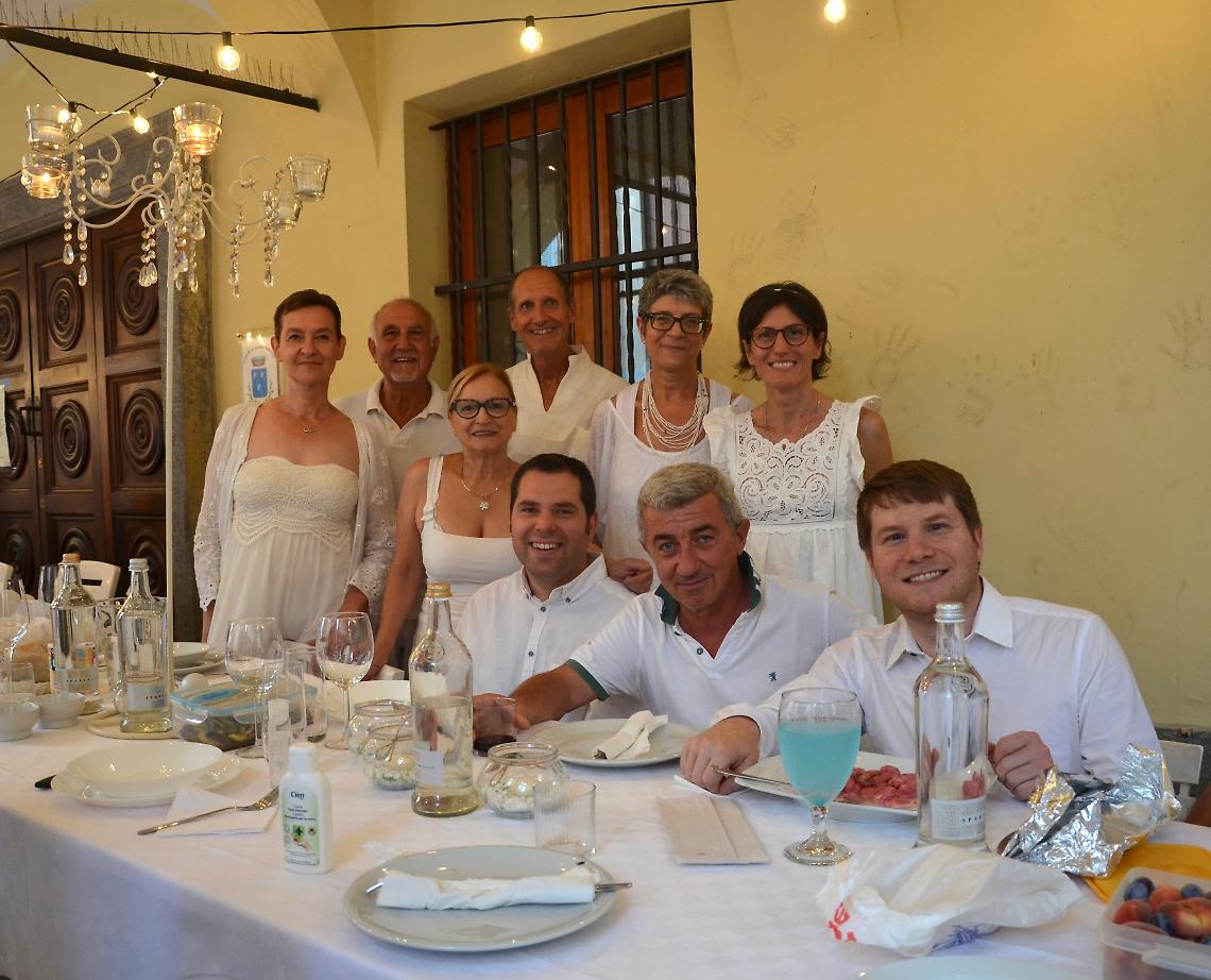 GASSINO TORINESE. La prima cena in bianco nel centro città fa il tutto esaurito