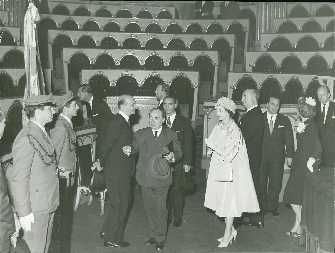 9 maggio 1961, la regina Elisabetta e il principe Filippo nell'aula del Parlamento subalpino a Palazzo Carignano