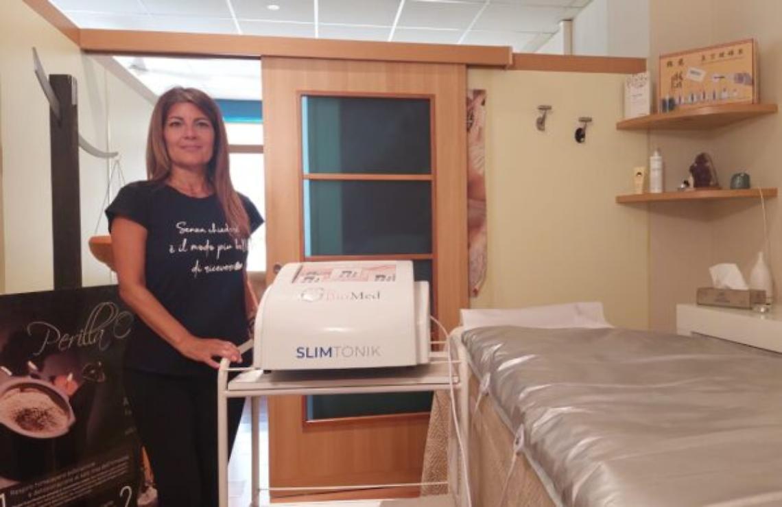 Franca Arcuri, titolare del centro estetico, con il nuovo macchinario