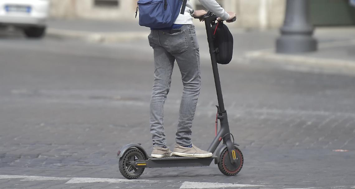 Scontro tra auto e monopattino a Grugliasco: il mezzo elettrico viaggiava oltre i limiti