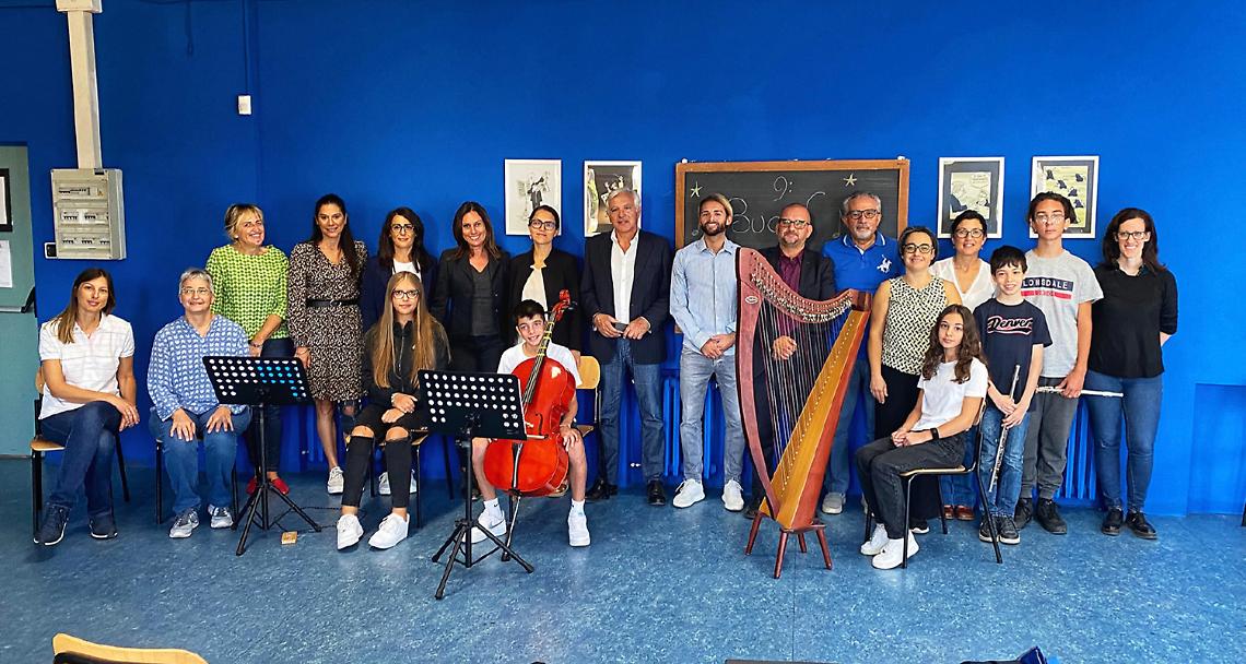 NELLA FOTO Insegnanti ed allievi insieme all’amministrazione comunale dopo il breve concerto tenuto alla Gramsci